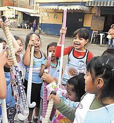 C.A.B.A: Las Leonas del Bajo Flores – CHICAS DE LA 1-11-14 JUEGAN HOCKEY EN UN CLUB DE LA VILLA