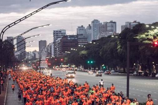 C.A.B.A: Diez mil corredores invadieron las calles en el medio maratón que se larga de noche