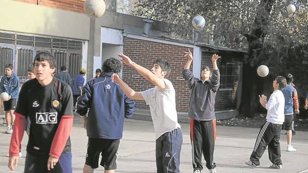 Chicos quietos: el 40% tiene poca gimnasia en la escuela