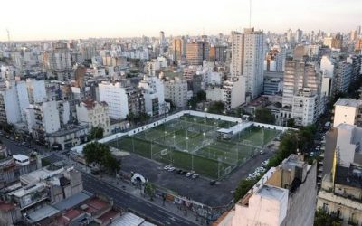 C.A.B.A: Manzana polémica en Balvanera. Ni estadio, ni plaza – canchitas de fútbol 5 con luces y ruido toda la noche