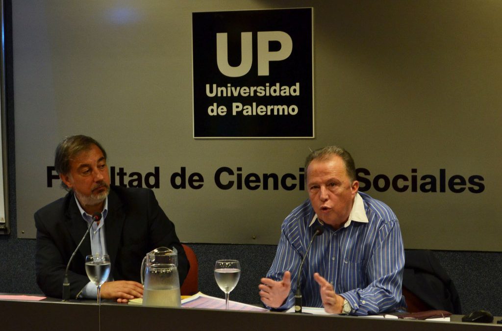 Víctor Lupo ante los estudiantes de periodismo de la Universidad de Palermo