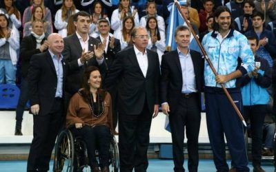 Macri le entregó la bandera a Scola y saludó a los atletas argentinos