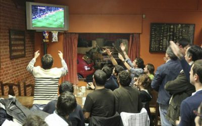 LA «PASIÓN» DEL FÚTBOL REÚNE MÁS ESPECTADORES QUE PRACTICANTES —  Por Leonel Petryk