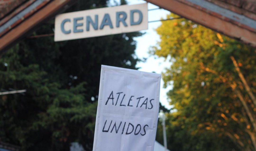 Abrazo simbólico de deportistas, estudiantes y vecinos al Cenard