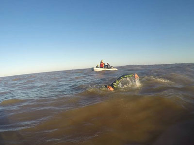 Natación – Cruce rioplatense: Omar Pineda cumplió con una de sus principales anhelos: unir el Río de la Plata.