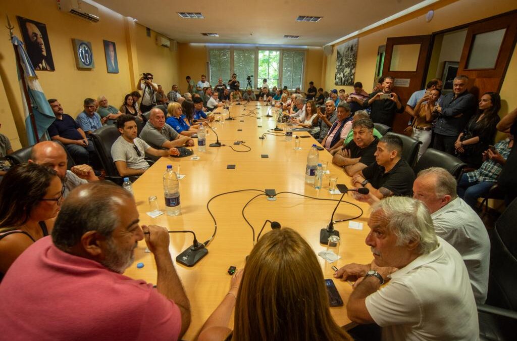 Héctor Daher con dirigentes deportivos en la CGT
