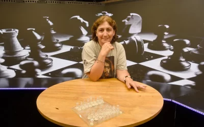 Ganó múltiples títulos internacionales, estuvo entre las mejores ajedrecistas del mundo, vivió en un convento y hoy difunde el ajedrez en el interior